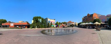 MALBORK, POLAND - SEPTEMBER 01, 2019: Malbork 'taki Kazimierz Jagiellonczyk Meydanı üzerindeki şehir çeşmesi.