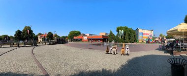 MALBORK, POLAND - SEPTEMBER 01, 2019: Malbork 'taki Kazimierz Jagiellonczyk Meydanı üzerindeki şehir çeşmesi.