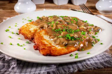 Tahta masada mantar soslu çıtır patatesli krep..