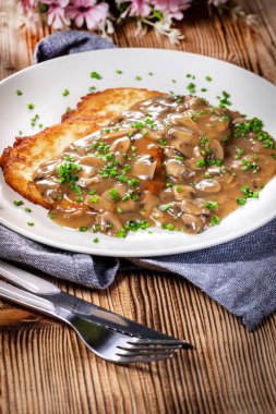 Tahta masada mantar soslu çıtır patatesli krep..