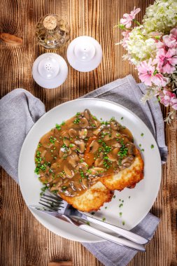 Tahta masada mantar soslu çıtır patatesli krep..