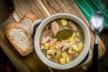 Çavdar unundan yapılmış ekşi çorba. Seçici odak.