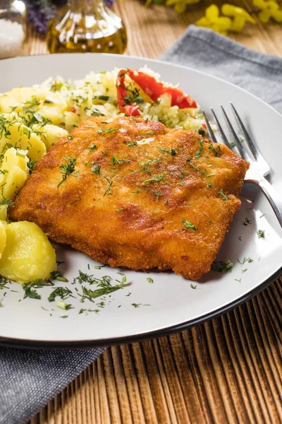 Gevreesde Vis Met Aardappel Salade Zuurkool Als Avondeten Selectieve Focus — Stockfoto