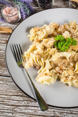 Lahana turşulu makarna ve pastırma. Seçici odak.