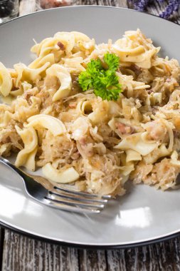 Lahana turşulu makarna ve pastırma. Seçici odak.