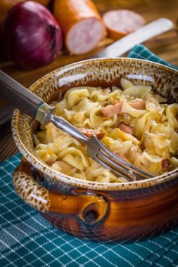 Lahana turşulu ve sosisli makarna. Seçici odak.