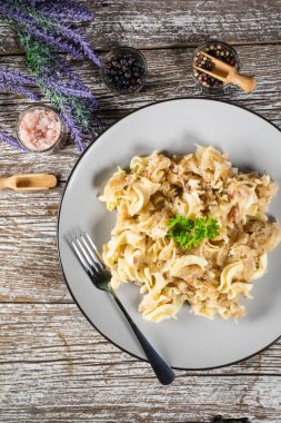 Lahana turşulu makarna ve pastırma. Seçici odak.