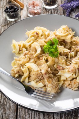 Lahana turşulu makarna ve pastırma. Seçici odak.