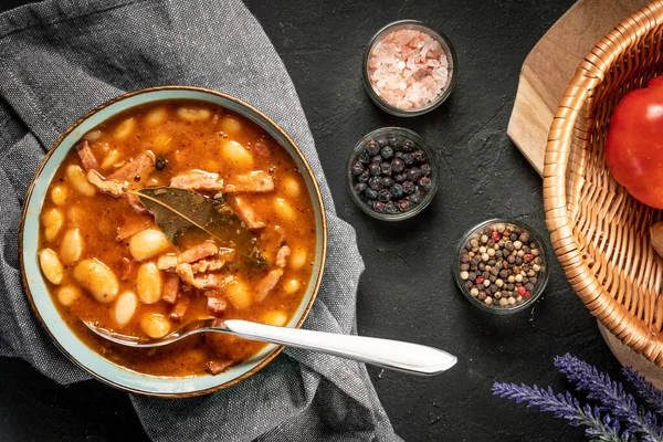 Fagioli Con Salsa Pomodoro Pancetta Salsiccia Ciotola Scura Focus Selettivo — Foto Stock