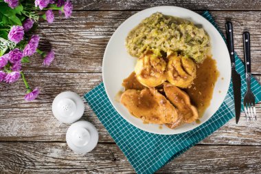 Sos içinde haşlanmış hindi eti. Seçici odaklanma. Üst görünüm.