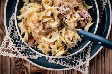 Lahana turşulu makarna ve et. Seçici odak.