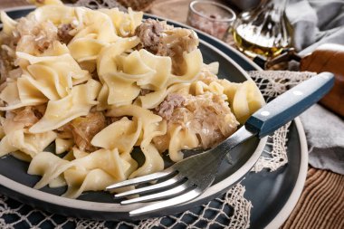 Lahana turşulu makarna ve et. Seçici odak.