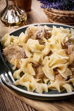 Lahana turşulu makarna ve et. Seçici odak.