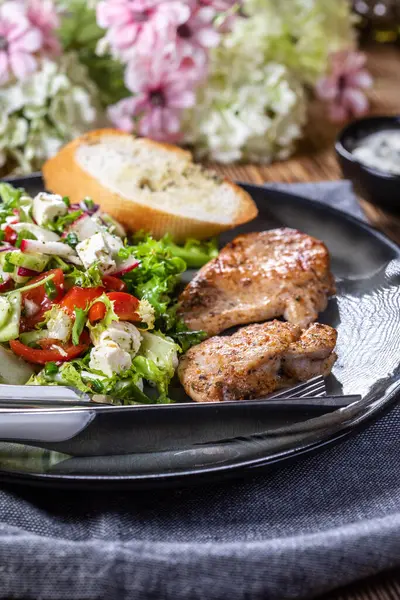 닭고기 고기와 도마도 샐러드 식생활 — 스톡 사진
