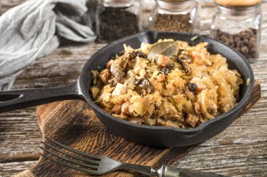 Bigos, dökme demir tavada servis edilen geleneksel bir Polonya lahana turşusu..