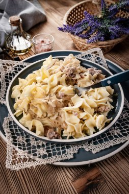 Lahana turşulu makarna ve et. Seçici odak.