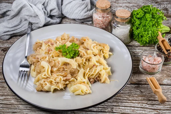 Pasta Med Surkål Och Bacon Selektiv Inriktning — Stockfoto