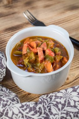 Lecho - biberli ve sosisli lezzetli Macar güveci.