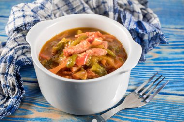 Lecho - biberli ve sosisli lezzetli Macar güveci.