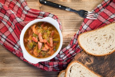 Lecho - biberli ve sosisli lezzetli Macar güveci.