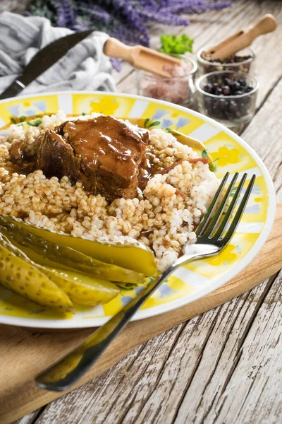 Mástil Cerdo Guisado Con Salsa Servida Con Cebada Sobre Mesa — Foto de Stock