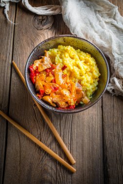 Tahta masada tavuk ve sebzeli safran pilavı..