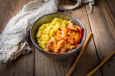 Tahta masada tavuk ve sebzeli safran pilavı..