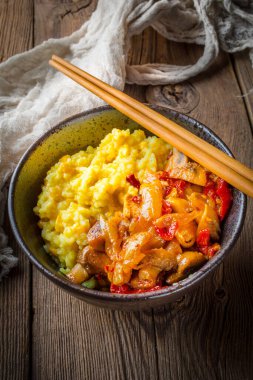 Tahta masada tavuk ve sebzeli safran pilavı..