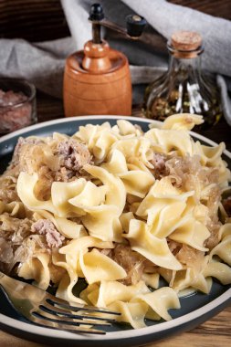 Lahana turşulu makarna ve et. Seçici odak.