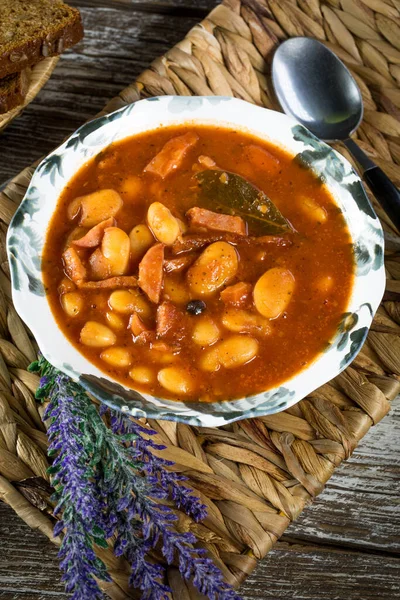 Bab Paradicsomszósszal Szalonnával Kolbásszal Szelektív Fókusz — Stock Fotó