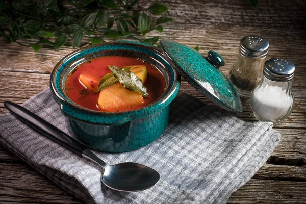 Sopa Borscht Rojo Tazón Sobre Fondo Madera — Foto de Stock