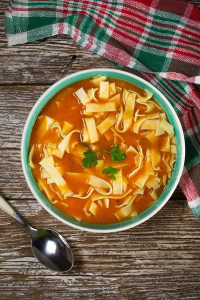 Tomatsoppa Med Nudlar Skål Ett Träbord Ovanifrån — Stockfoto