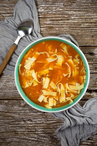 토마토 수프에 국수를 그릇을 먹는다 위에서 — 스톡 사진