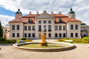 KOZLOWKA, POLAND - 26 Ağustos 2020: Rococo and neoklasik saray kompleksi Lublin yakınlarındaki Kozlowka, Polonya. 