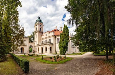 KOZLOWKA, POLAND - 26 Ağustos 2020: Rococo and neoklasik saray kompleksi Lublin yakınlarındaki Kozlowka, Polonya. 