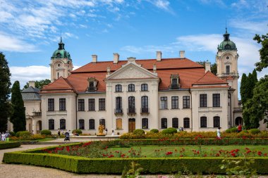 KOZLOWKA, POLAND - 26 Ağustos 2020: Rococo and neoklasik saray kompleksi Lublin yakınlarındaki Kozlowka, Polonya. 