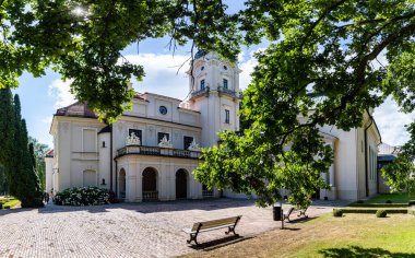 KOZLOWKA, POLAND - 26 Ağustos 2020: Rococo and neoklasik saray kompleksi Lublin yakınlarındaki Kozlowka, Polonya. 