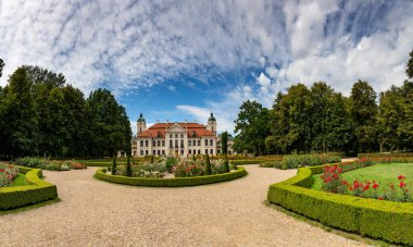 KOZLOWKA, POLAND - 26 Ağustos 2020: Rococo and neoklasik saray kompleksi Lublin yakınlarındaki Kozlowka, Polonya. 