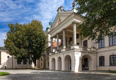 KOZLOWKA, POLAND - 26 Ağustos 2020: Rococo and neoklasik saray kompleksi Lublin yakınlarındaki Kozlowka, Polonya. 