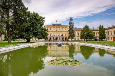 PULAWY, POLAND - 25 Ağustos 2020: Pulawy 'deki Czartoryski Barok Sarayı.