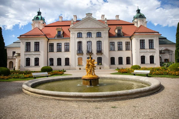 Kozlowka Polonia Agosto 2020 Fuente Del Parque Complejo Palaciego Rococó — Foto de Stock