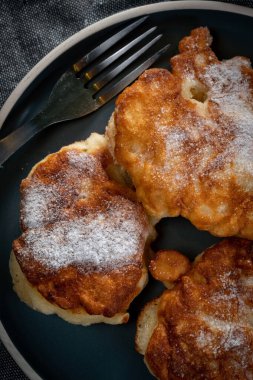 Elma, süt ve undan yapılmış tatlı krepler (racuchy)