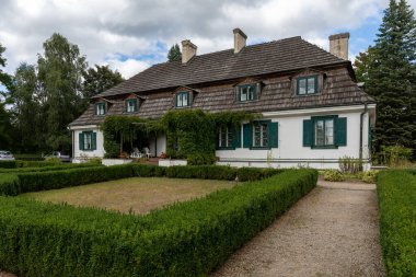 JANOWIEC, POLAND - 28 AĞUSTOS 2020: Janowiec müzesinin binasında Moniak 'tan bir barok malikânesi.