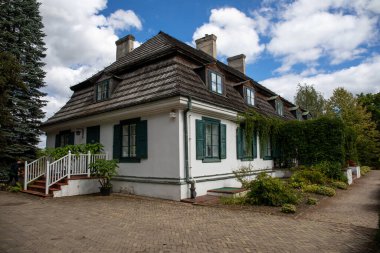 JANOWIEC, POLAND - 28 AĞUSTOS 2020: Janowiec müzesinin binasında Moniak 'tan bir barok malikânesi.