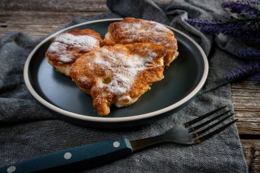 Elma, süt ve undan yapılmış tatlı krepler (racuchy)