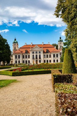 KOZLOWKA, POLAND - 26 Ağustos 2020: Rococo and neoklasik saray kompleksi Lublin yakınlarındaki Kozlowka, Polonya. 
