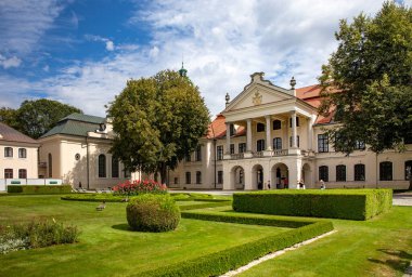 KOZLOWKA, POLAND - 26 Ağustos 2020: Rococo and neoklasik saray kompleksi Lublin yakınlarındaki Kozlowka, Polonya. 