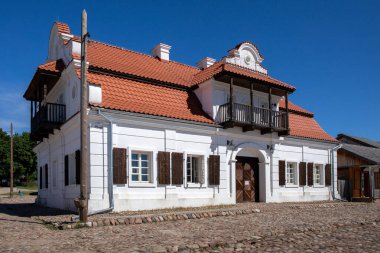 LUBLİN, POLAND - 31 AĞUSTOS 2020: Lublin Açık Hava Köyü Müzesi Yeniden inşa edilmiş kasaba meydanı..