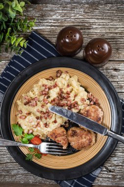 Tahta masada haşlanmış lahana turşulu kıymalı pirzola. Üst görünüm.