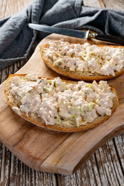 Köy tahtasında taze ev yapımı ton balığı ezmeli sandviçler..